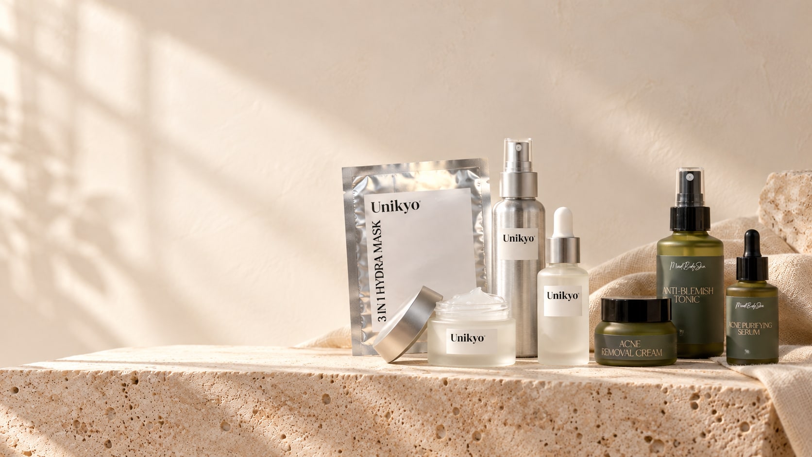 Unikyo 護膚產品放在石材檯面上